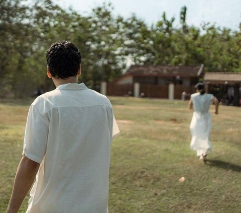 Mikha dan Mariska juga sempat berkejaran di lapangan sepak bola kampung. Momen ini terlihat sangat manis dan berkesan meski latar tempat sangat sederhana.