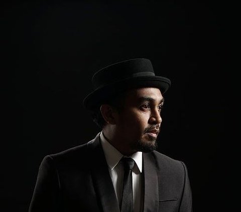 Interaksi yang terjadi juga tampak nyata seperti memang Glenn Fredly berdiri di depan penonton.