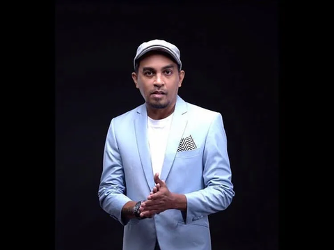 Lagu utama di album terakhir Glenn Fredly ini melukiskan kisah cinta yang abadi. Dua pasangan yang akan selalu menyatu dan tak tergantikan.