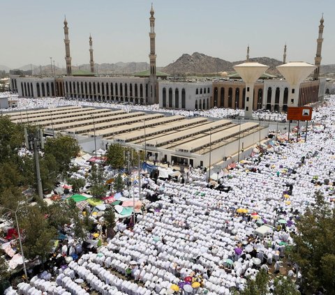 Jutaan jemaah haji dari berbagai penjuru dunia berkumpul di Padang Arafah, Mekkah, Arab Saudi, pada Selasa (27/6/2023). Mereka tengah melaksanakan ibadah wukuf yang menjadi bagian dari rukun haji. Berkumpulnya jutaan umat Islam ini menjadi pemandangan yang menakjubkan. Berikut potret lengkapnya: