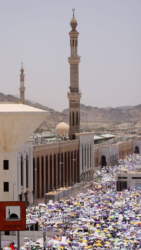 Jutaan umat Islam itu menempati setiap sudut Padang Arafah. Termasuk di luar Masjid Namirah.