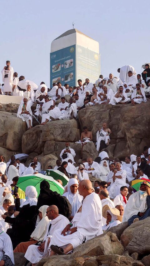 Ada pula jemaah haji yang menempati Jabal Rahmah, bukit yang diyakini menjadi lokasi pertemuan Nabi Adam dan istrinya, Siti Hawa.