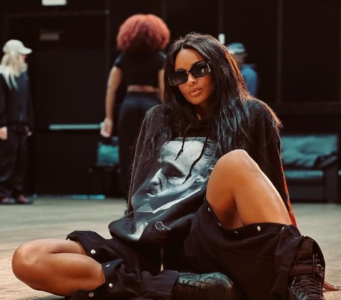 Ciara memilih untuk solo karier. Pada 2004, ia merilis album debutnya yang berjudul Goodies.