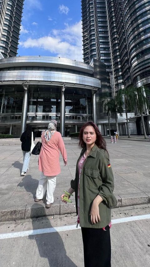 Setelah syuting, petualangan Tissa berlanjut ke Menara Kembar Petronas.