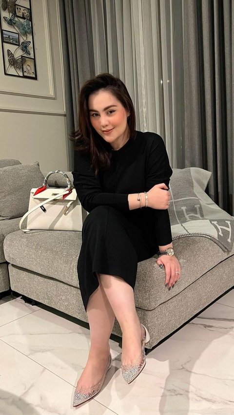 Pasca operasi, Jennifer Dunn terlihat lebih kurus dan tampil percaya diri dengan bentuk tubuhnya saat ini. Penampilannya pun kian menawan.