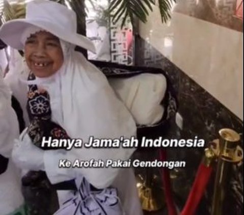 Tak hanya satu dua orang jemaah Indonesia yang tertangkap kamera mengenakan gendongan di tanah suci. Ada beberapa orang yang menggunakan selembar kain batik ini khususnya di kloter keberangkatan 21.