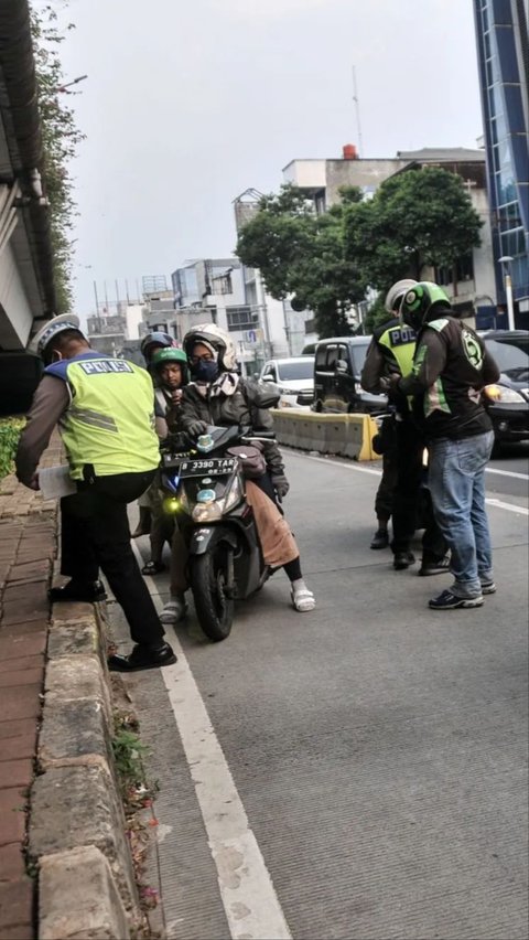 Tilang manual sudah diberlakukan sejak 14 April 2023. Tilang manual berlaku di kawasan yang tidak ada kamera ETLE.