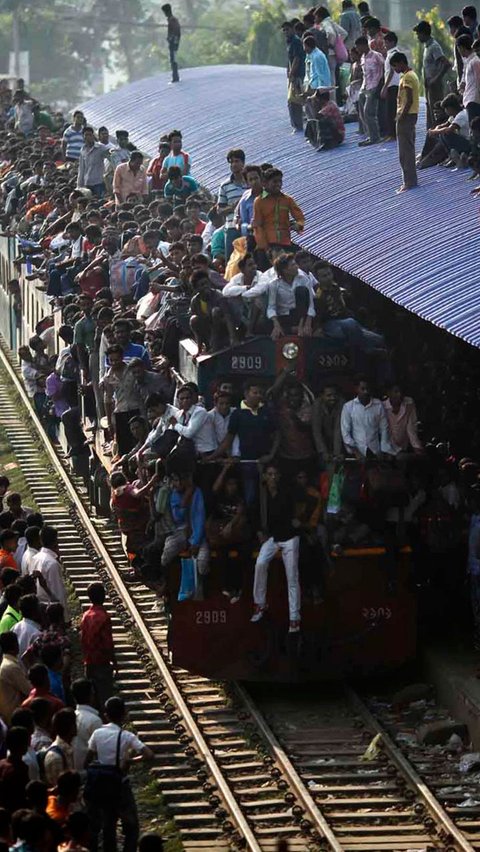 Tradisi Mudik Ekstrem di Bangladesh