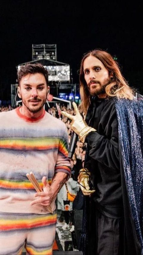 Demi mendatangkan Jared Leto, Ravel memutuskan untuk menyewa jet pribadi buat sang vokalis. Pasalnya, jadwal Jared Leto yang cukup padat sebagai seorang aktor Hollywood sekaligus musisi.