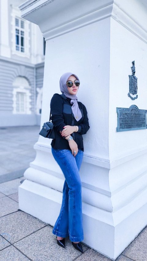 Di berbagai kesempatan Syahrini juga kerap membagikan foto saat dirinya OOTD. Di usianya yang sudah kepala empat, Syahrini masih terlihat cantik dan awet muda. Tak sedikit pula yang memuji gaya penampilannya itu.