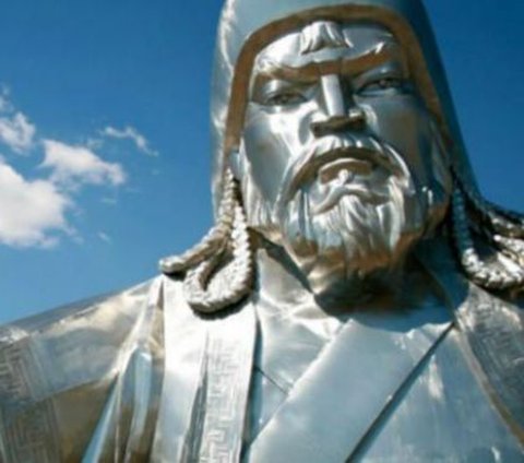 Tentara Mongol mulai menyerang Rusia dan menewaskan banyak orang di Yaroslavl pada awal abad ke-13. Serangan ini dipimpin oleh Batu Khan, cucu dari Genghis Khan.