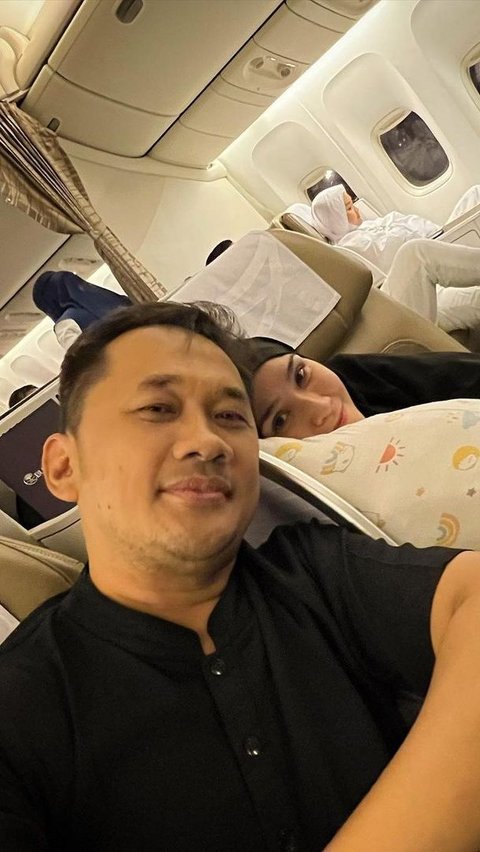 Seperti inilah momen ketika Hanung Bramantyo bersama sang istri saat berada di perjalanan menuju ke Tanah Suci untuk menjalani ibadah haji.