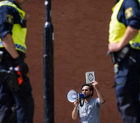 Aksi tidak terpuji ini dilakukan seorang pria, Salwan Momika, warga asli Irak yang tinggal di Swedia. Dia membakar dan merobek Alquran di depan Masjid Stockholm di Medbargareplatsen.