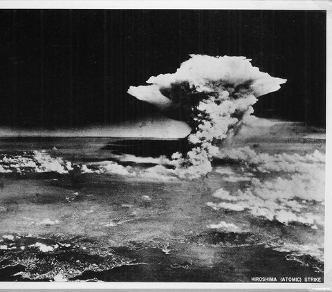 Bencana nuklir paling mengerikan di dunia pernah terjadi di kota Hiroshima Jepang dan Chernobyl yang berada di Ukraina. Pascabencana tersebut, orang-orang masih bisa tinggal di Hiroshima tapi tidak di Chernobyl. Mengapa?