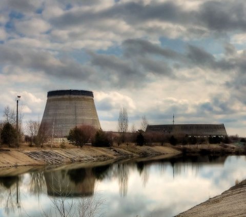 Akibat ledakan dari pabrik nuklir Chernobyl, beberapa material radioaktif tersebar di atmosfer dan lingkungan sekitarnya. Material sampingan radioaktif berbahaya bagi kesehatan manusia dan memiliki jangka hidup yang lama. Oleh sebab itu, hingga saat ini, Chernobyl masih belum dapat dihuni manusia.<br /><br />Reporter Magang: Qaulan Maruf Indra