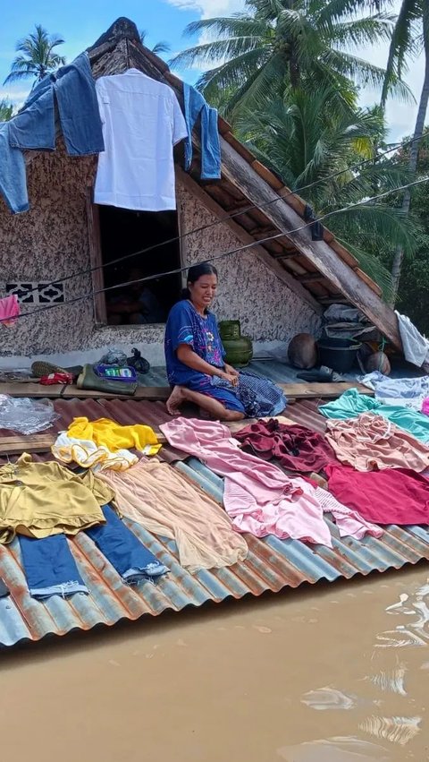 Potret Aktivitas Korban Banjir di Atap Rumah