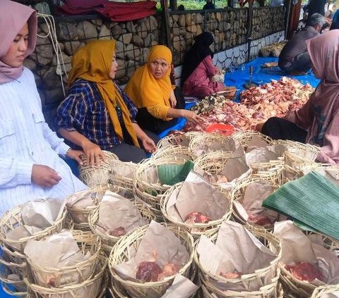 Cara Warga Sumedang Budayakan Ramah Lingkungan saat Kurban, Gunakan Wadah Tahu untuk Daging