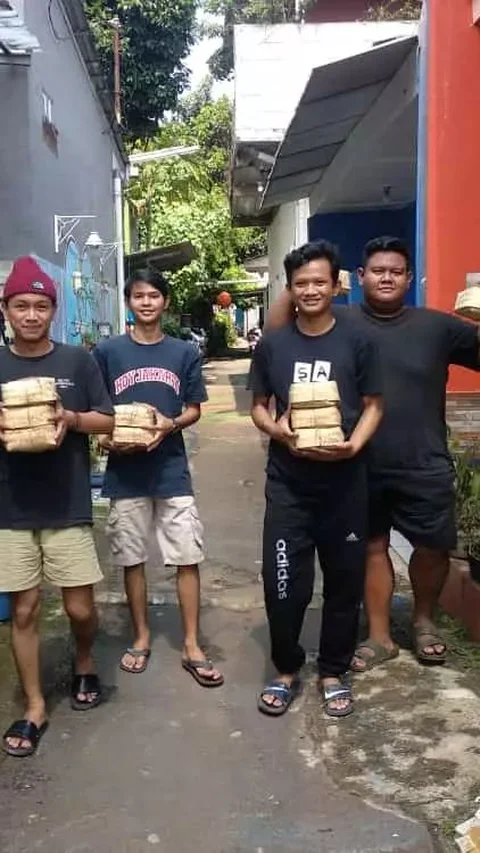 Warga Depok gunakan besek bambu untuk bagikan daging kurban.