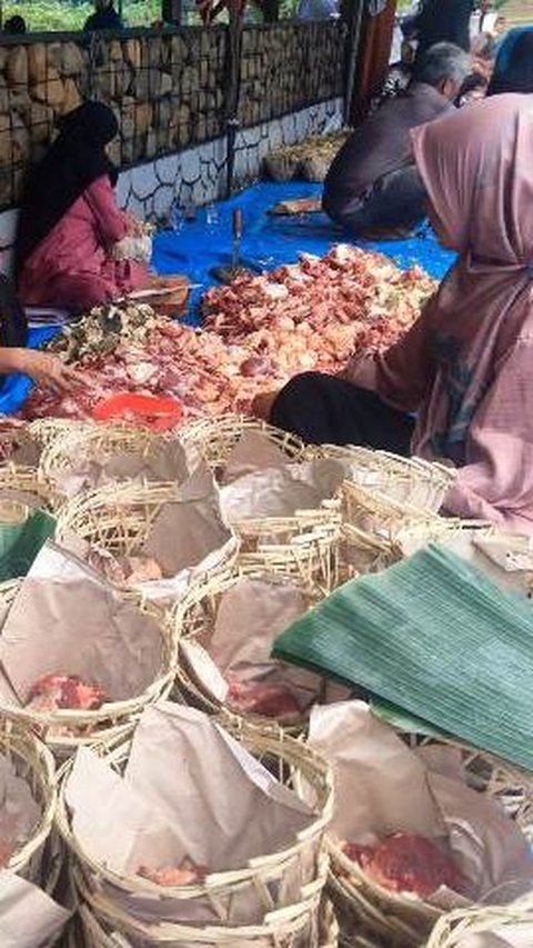 Warga Sumedang Budayakan Ramah Lingkungan saat Kurban, Gunakan Wadah Tahu untuk Daging.