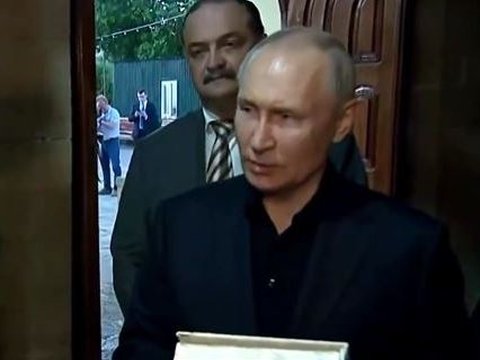 Putin Saat Menerima Hadiah Alquran