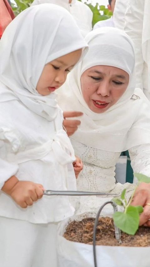 Potret Kebersamaan Gubernur Jatim Bareng Cucu di Masjid Agung Surabaya, Tanam Bibit Buah hingga Panen Melon