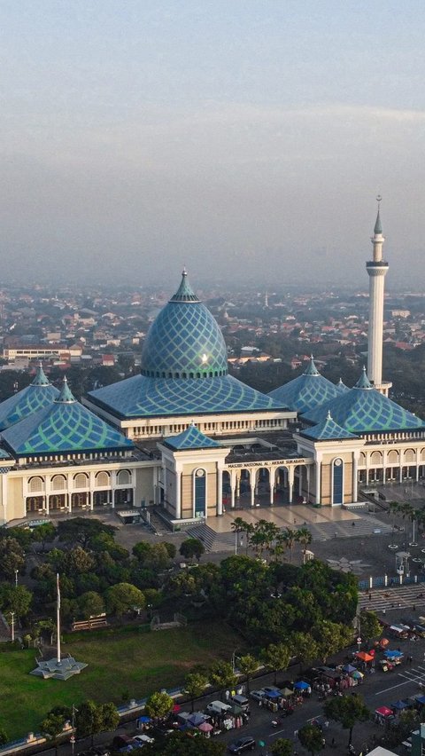 Gubernur Jawa Timur Khofifah Indar Parawansa dan keluarga melaksanakan salat Iduladha di Masjid Agung Surabaya (MAS) pada Kamis (29/6/2023).