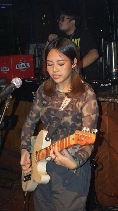 Audra bersama dengan teman-teman bandnya juga terlihat menunjukkan aksi di sejumlah panggung off air. Aksinya di atas panggung juga kerap di bagian Audra di kanal Insatgram pribadinya.