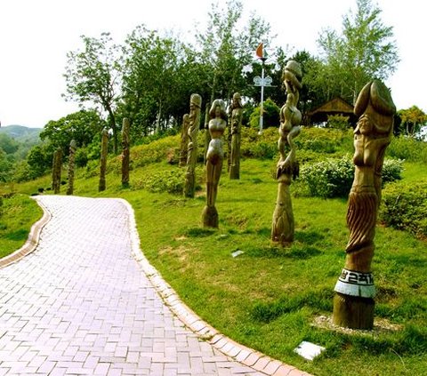Korea Selatan Punya Taman Penuh Patung Kejantanan Pria, Apa Tujuannya?