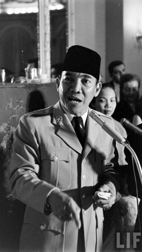 Merupakan presiden pertama RI yang sering disebut sebagai bapak proklamator. Presiden Soekarno memiliki sapaan akrab, yakni Bung Karno.