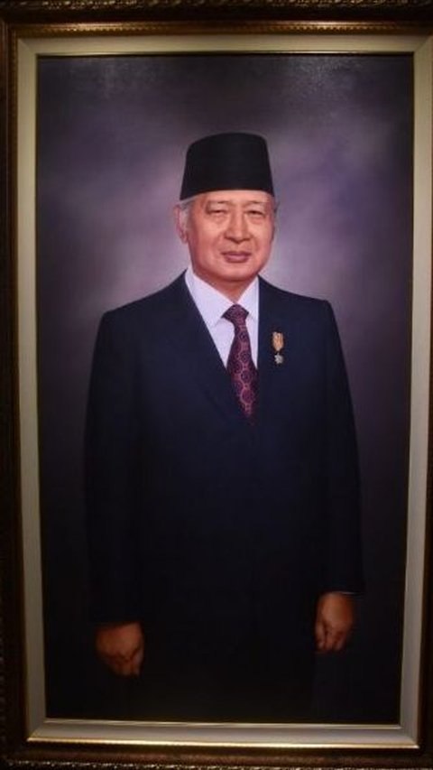 Lahir pada 8 Juni 1921 di Argomulyo, Yogyakarta, dan merupakan lulusan dari sekolah Bintara di Gombong, Jawa Tengah.