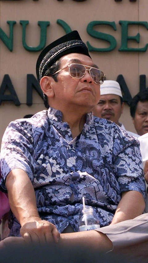 Gus Dur dilantik oleh MPR pada 20 Oktober 1999 menjadi presiden didampingi dengan wakilnya, Megawati Soekarno Putri.