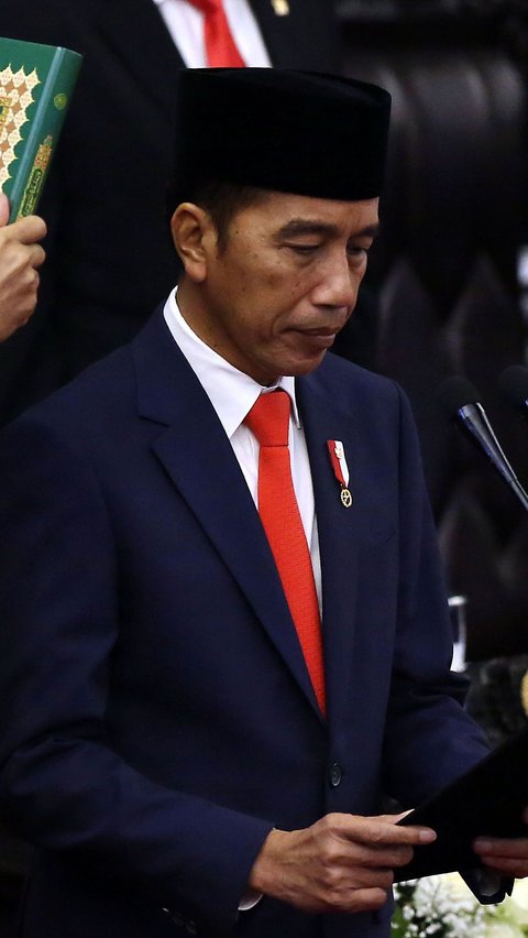 Sebelum menjabat sebagai seorang presiden, Jokowi adalah gubernur DKI Jakarta. Dia juga pernah menjadi wali kota Surakarta sejak tahun 2005 hingga 2012.