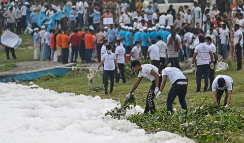 Mereka juga bersama sama mengangkut sampah yang mencemari Sungai Yamuna.