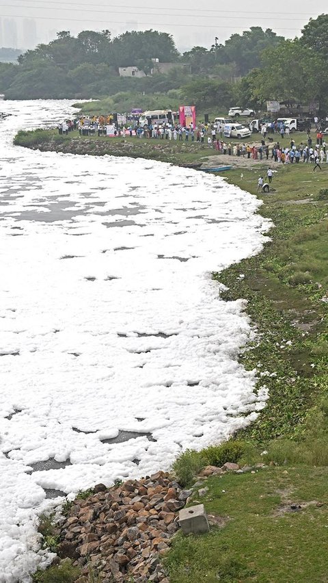 Ironinya, sungai yang tercemar limbah beracun ini dianggap suci di India.