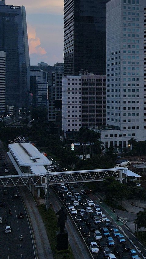 Tingginya volume kendaraan membuat jalanan Jakarta tak pernah bebas dari macet. Apalagi di hari kerja.