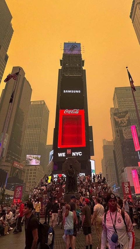 Asap pekat dan langit memerah. Itulah gambaran New York beberapa hari terakhir.