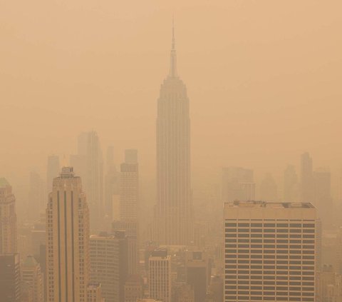 Asap pekat dan langit memerah. Itulah gambaran yang terjadi di New York beberapa hari terakhir. Kota di pantai timur Amerika Serikat ini terdampak asap kebakaran hutan di Kanada.