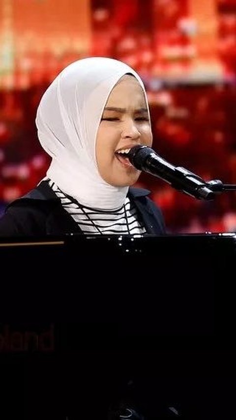 Penyanyi muda difabel ini berhasil memukau para penonton dan para juri lewat lagu ciptaannya sendiri yakni Loneliness.