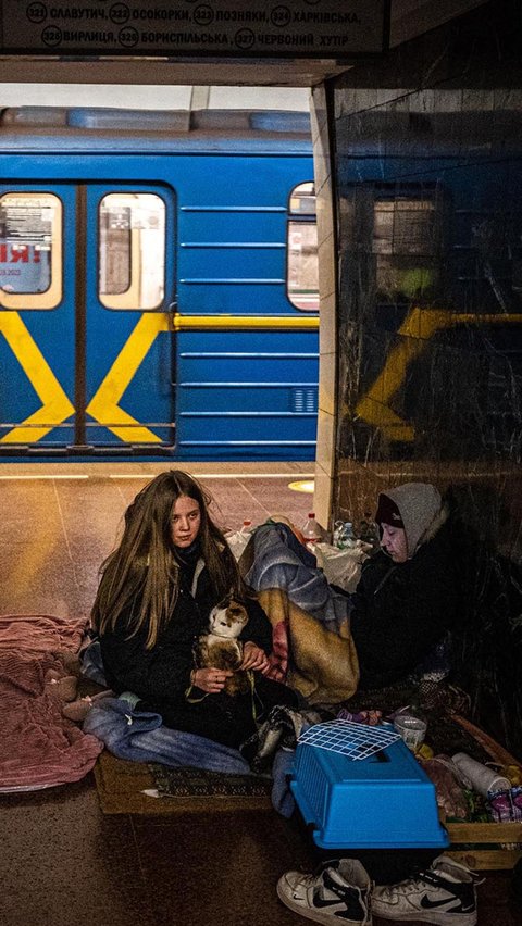 Sebagian warga terpaksa berlindung di stasiun bawah tanah. Mereka takut terkena hantaman rudal Rusia.