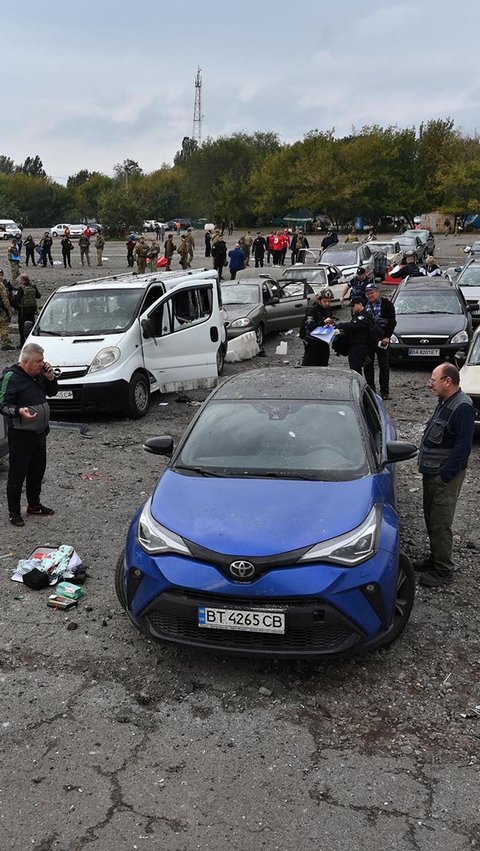 Lalu, sebuah serangan rudal yang menghantam konvoi warga sipil  di pinggiran Kota Zaporizhzhia. Sebanyak 30 orang tewas.