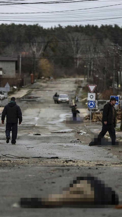 Salah satu pemandangan paling mengerikan terlihat di Kota Bucha, dekat Kiev. Puluhan mayat warga sipil ditemukan bergelimpangan di jalanan.