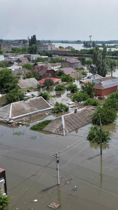 Terbaru, ribuan orang terpaksa mengungsi akibat banjir parah yang dipicu jebolnya bendungan di Sungai Dnipro. Jebolnya bendungan itu diduga karena serangan Rusia.