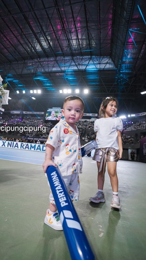 Potret Tingkah Lucu Rayyanza 'Cipung' yang Bikin Gemas, Ikut Potong Hewan Kurban hingga Panjat Tiang