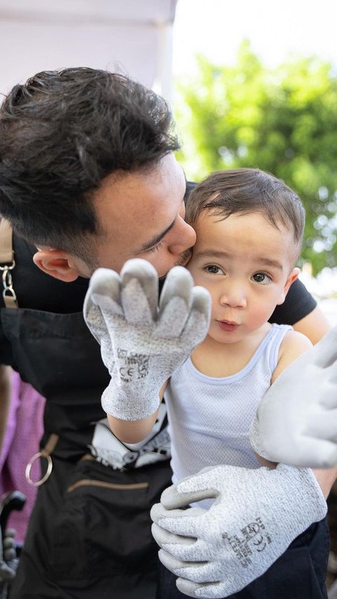 Rayyanza ikut kurban di momen Idul Adha tahun ini.