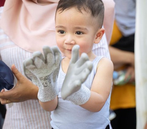 Potret Tingkah Lucu Rayyanza 'Cipung' yang Bikin Gemas, Ikut Potong Hewan Kurban hingga Panjat Tiang