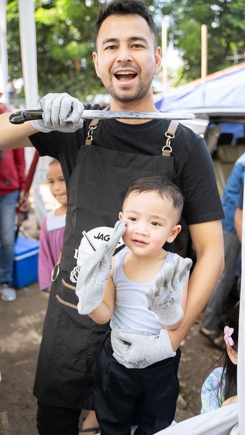 Potret Tingkah Lucu Rayyanza 'Cipung' yang Bikin Gemas, Ikut Potong Hewan Kurban hingga Panjat Tiang