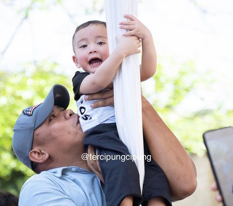 Potret Tingkah Lucu Rayyanza 'Cipung' yang Bikin Gemas, Ikut Potong Hewan Kurban hingga Panjat Tiang