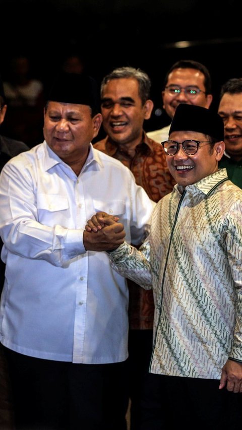 Lahir pada 17 Oktober 1951 dengan nama lengkap Prabowo Subianto Djojohadikusumo. Ini artinya Prabowo lebih tua dibanding Presiden Jokowi.
