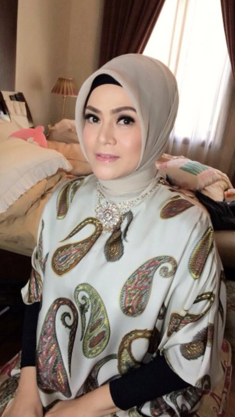 Warganet pun dibuat salah fokus dengan sosok ibunda Aufar yang awet muda dan tampil cantik memesona.