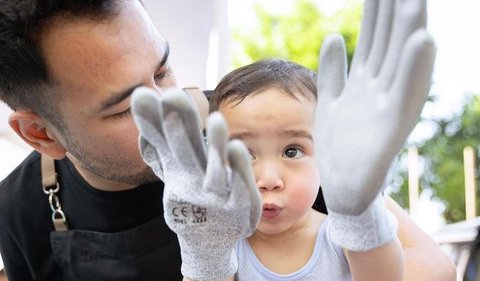 Anak kedua Raffi Ahmad dan Nagita Slavina, Rayyanza Malik Ahmad memang selalu berhasil membuat netizen gemas. Kali ini bukan karena tingkahnya, namun penampilannya.